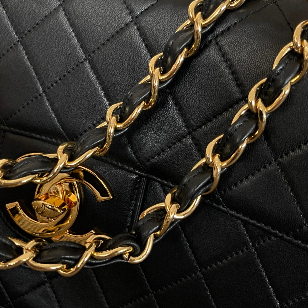 Pre-Owned Chanel Black Quilted Leather Small Vintage Classic Double Flap Bag - Gold Tone Hardware