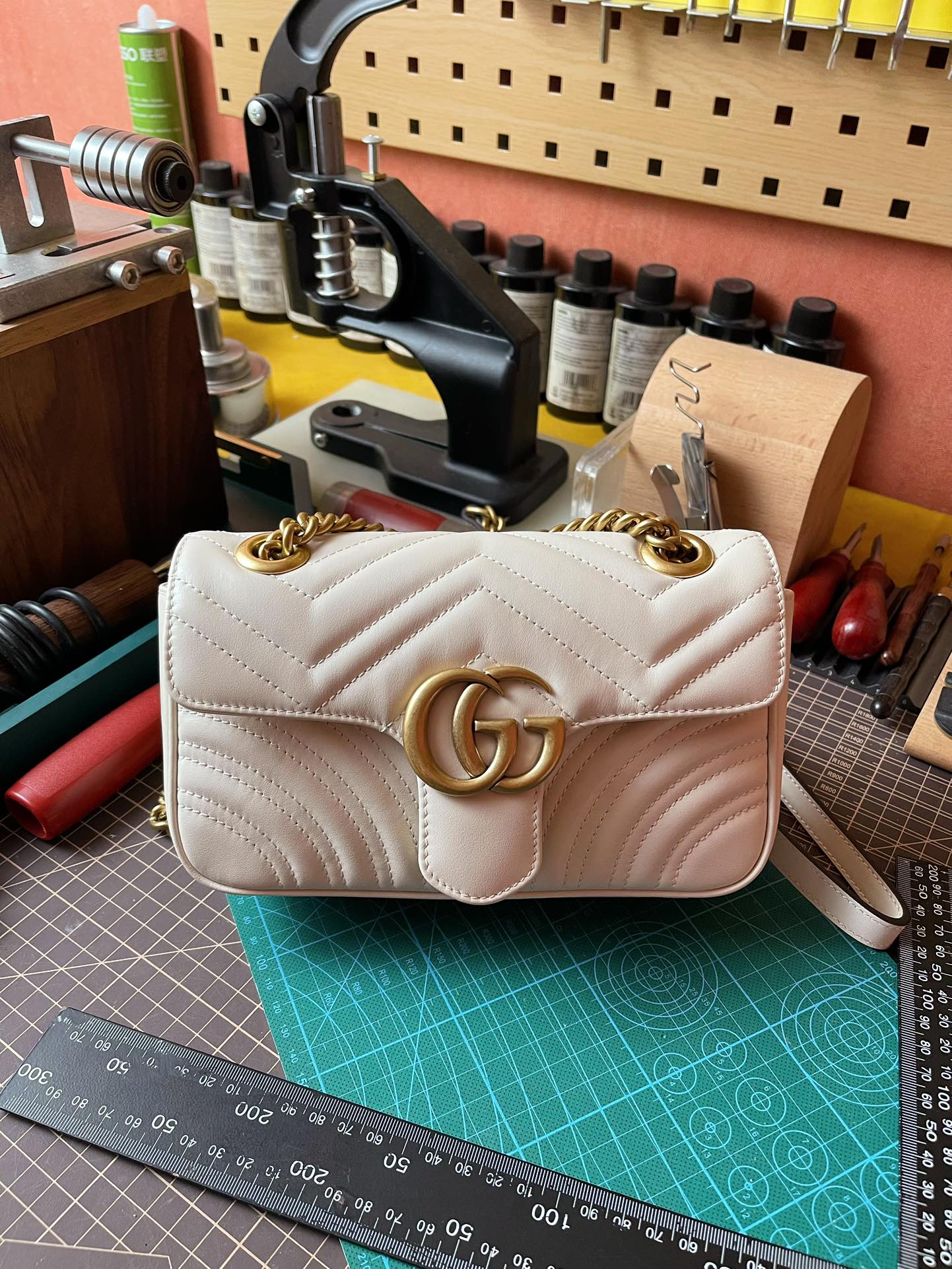 Pre-Owned Gucci GG Marmont Flap Leather Crossbody Bag in White - Excellent Condition